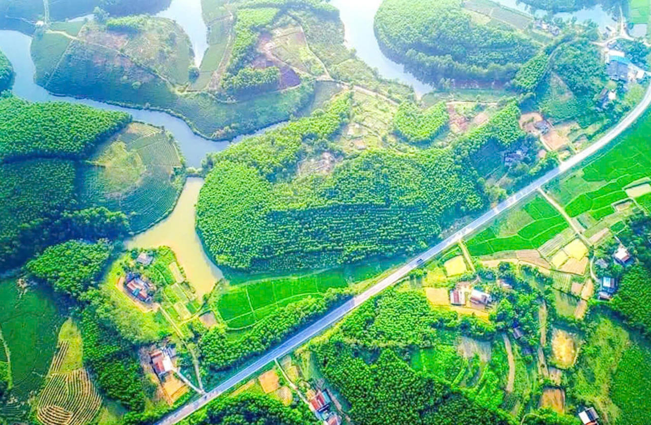 Vùng đảo Chè - Cầu Cau nằm sát đường mòn Hồ Chí Minh. Ảnh: CSCC