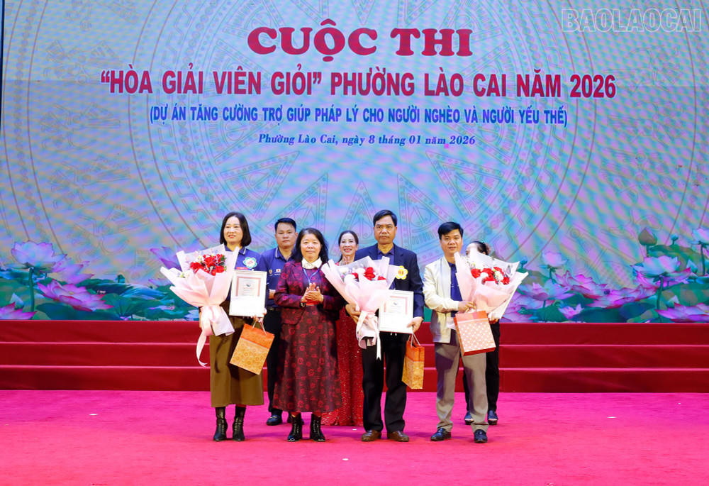 Ban tổ chức trao giải Khuyến khích cho các đội thi. (Ảnh trong bài: Kiều Thu)