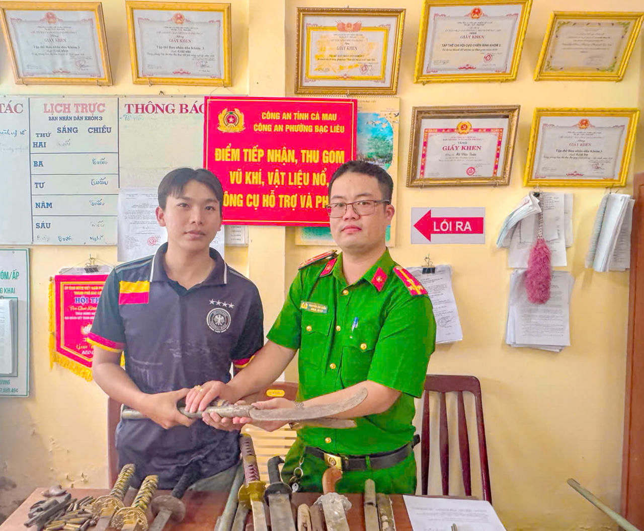 Ông Kha Thanh Hoài (SN 2006, ngụ khóm 23, phường Bạc Liêu) tự nguyện đến Công an phường Bạc Liêu giao nộp dao tự chế sau khi được tuyên truyền, vận động.