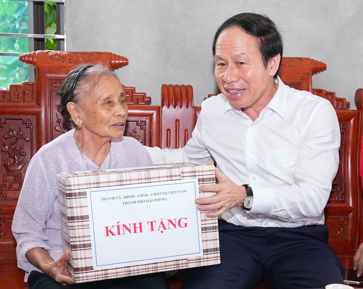 Hải Phòng quy định mức chi quà Tết Nguyên đán đối với người có công và cán bộ diện Thành ủy quản lý