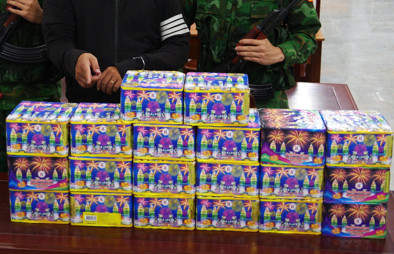 Pháo hoa nổ trái phép bị thu giữ trong đợt cao điểm kiểm soát, phòng chống vi phạm trước Tết Nguyên đán.