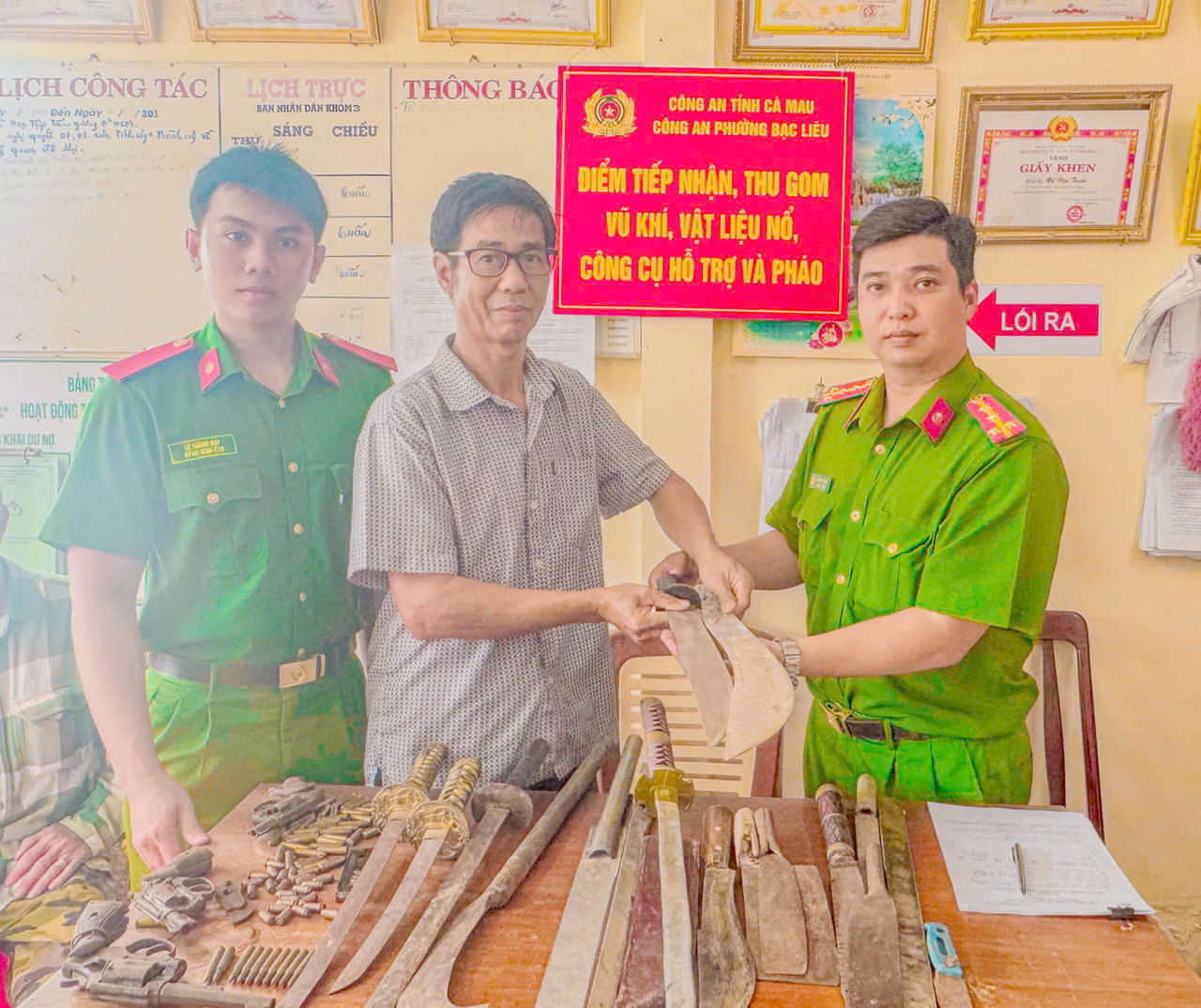 Ông Huỳnh Trọng Hậu (SN 1970, ngụ khóm 20, phường Bạc Liêu) tự nguyện đến Công an phường Bạc Liêu giao nộp dao tự chế sau khi được tuyên truyền, vận động.