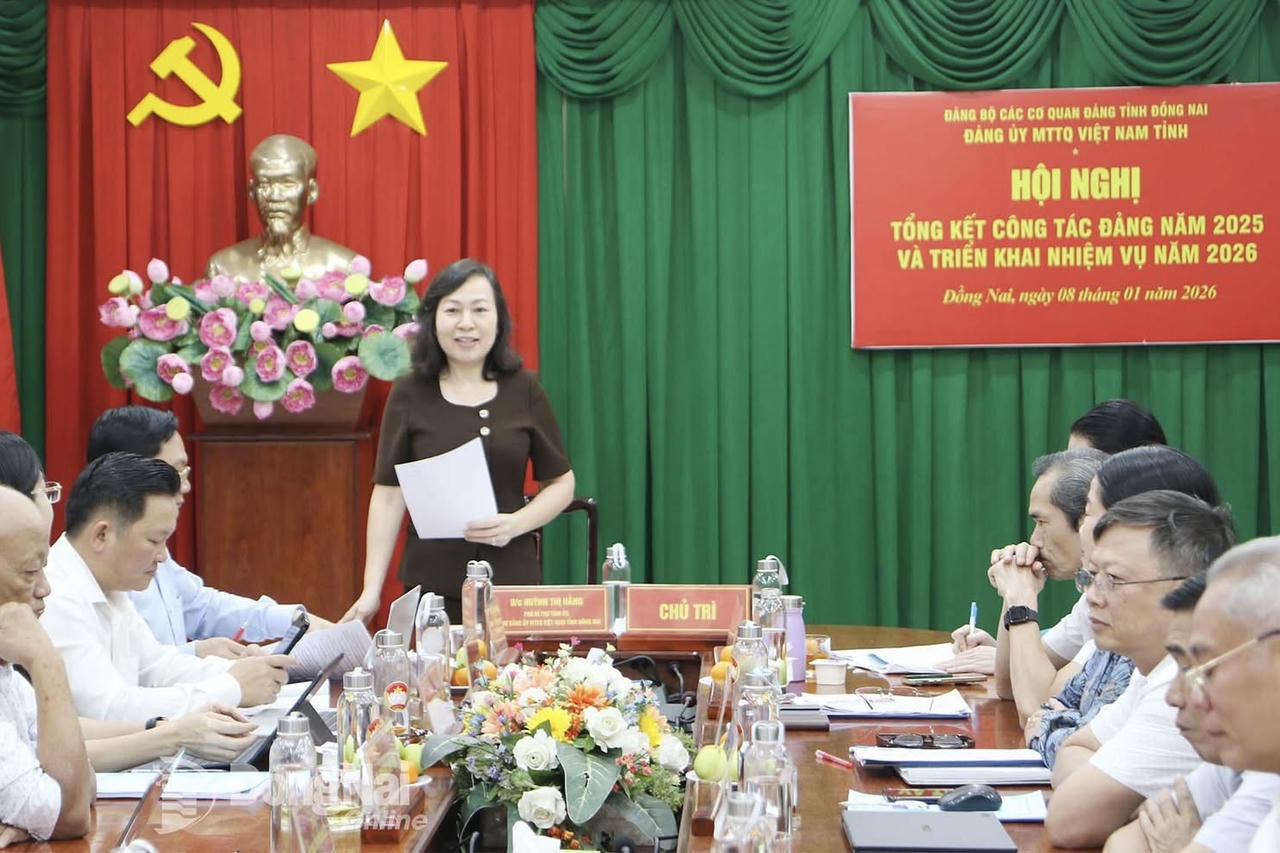 Bà Huỳnh Thị Hằng, Phó Bí thư Tỉnh ủy, Bí thư Đảng ủy MTTQ Việt Nam tỉnh, Chủ tịch Ủy ban MTTQ Việt Nam tỉnh Đồng Nai chủ trì hội nghị. (Ảnh: BĐN)