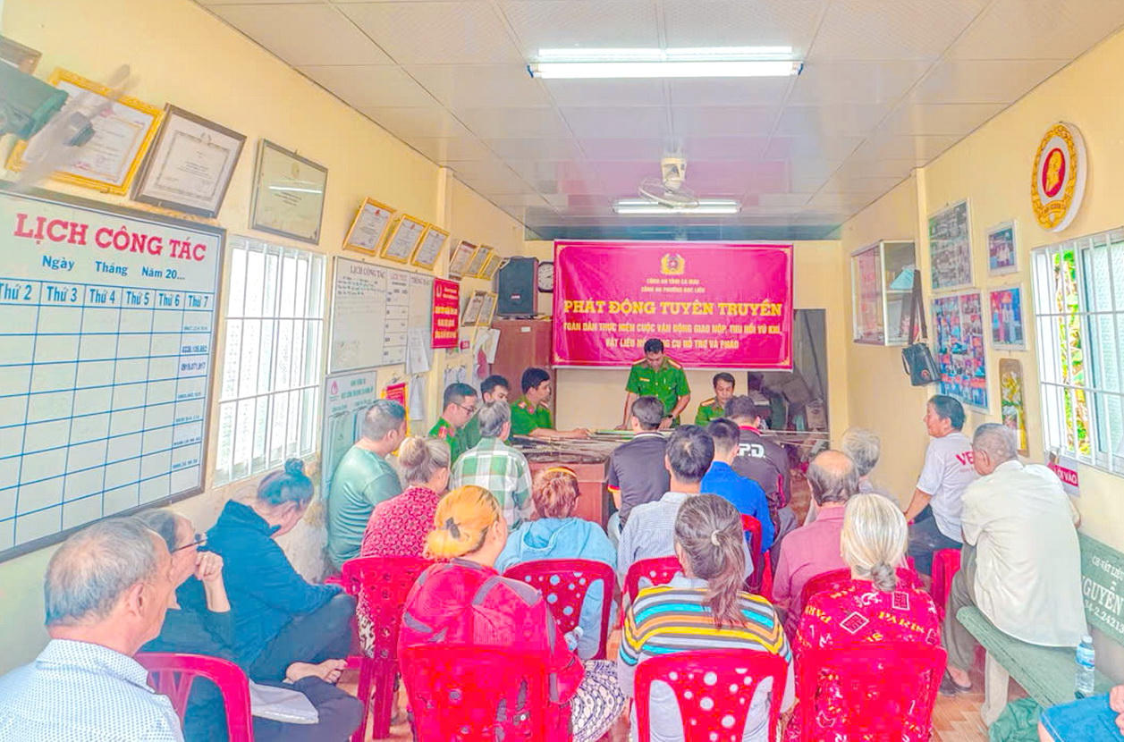 Nhiều người dân đã tự nguyện đến Công an phường Bạc Liêu đến giao nộp súng, dao, hung khí nguy hiểm sau khi được tuyên truyền, vận động.