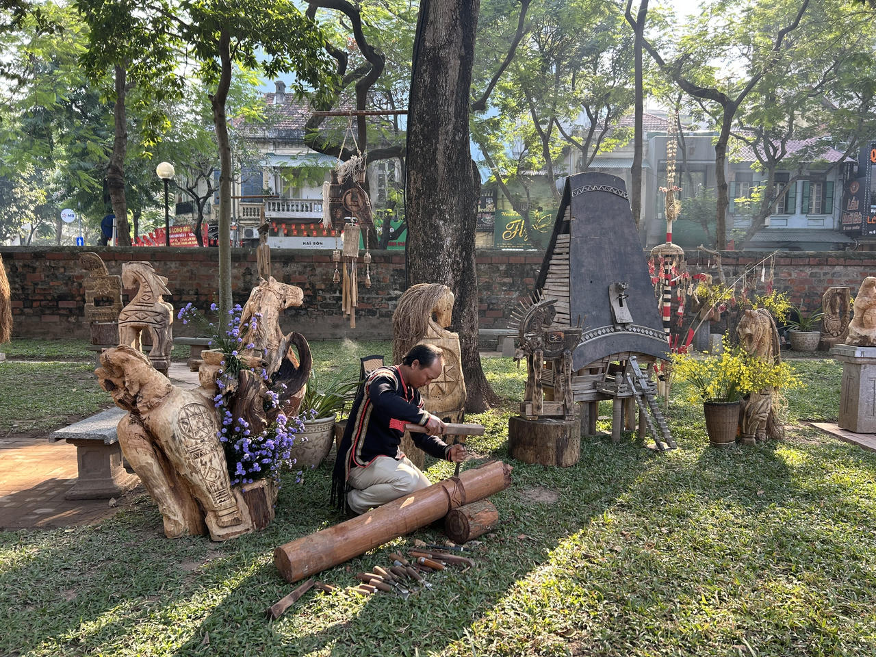 Nghệ nhân Y Bhiông Buôn Yă, dân tộc Ê Đê, Đăk Lăk ngồi tạc tượng ngựa (ảnh T..D).