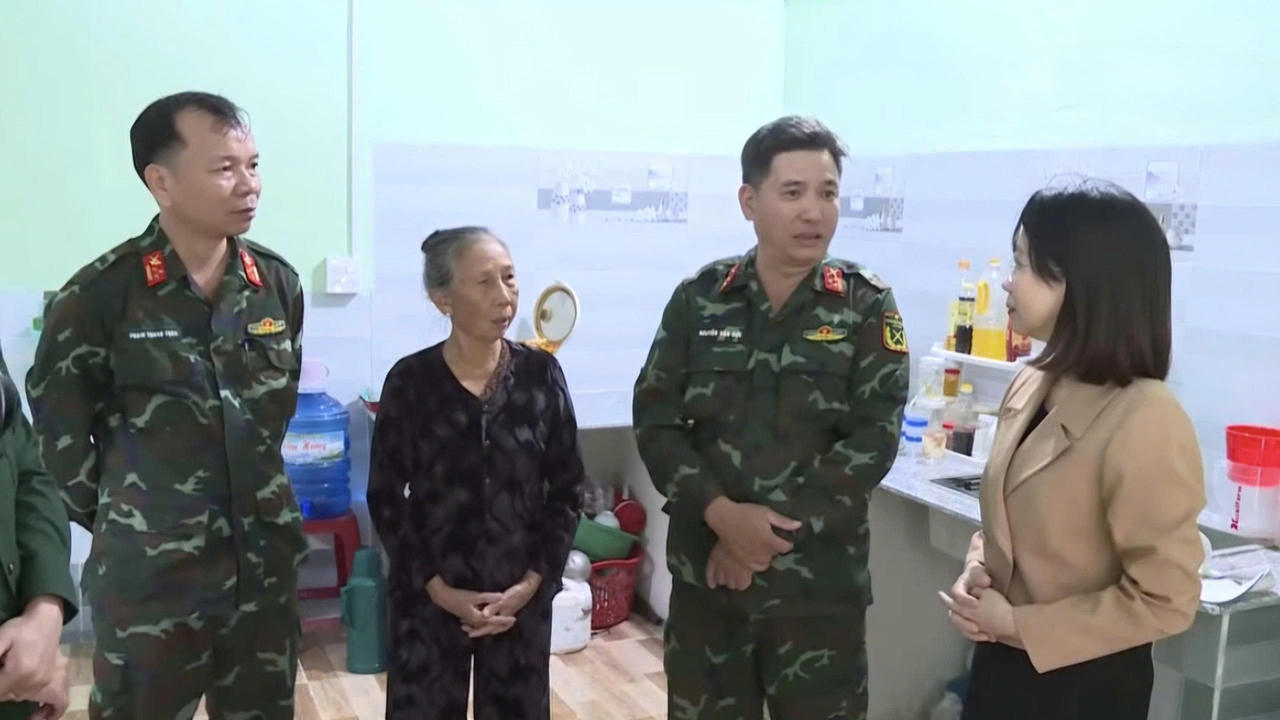 Các đại biểu thăm hỏi, động viên gia đình trong ngôi nhà mới được xây dựng kiên cố. Các căn nhà này đều được thiết kế thêm gác lửng theo kinh nghiệm thực tiễn để người dân có nơi tránh trú an toàn khi xảy ra lũ lớn.