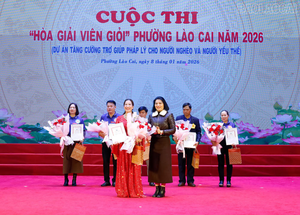 Ban tổ chức trao giải nhất cho đội thi Cốc Lếu