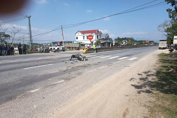 Va chạm giữa xe máy và ô tô đang quay đầu, 3 người ở Quảng Trị bị thương nặng