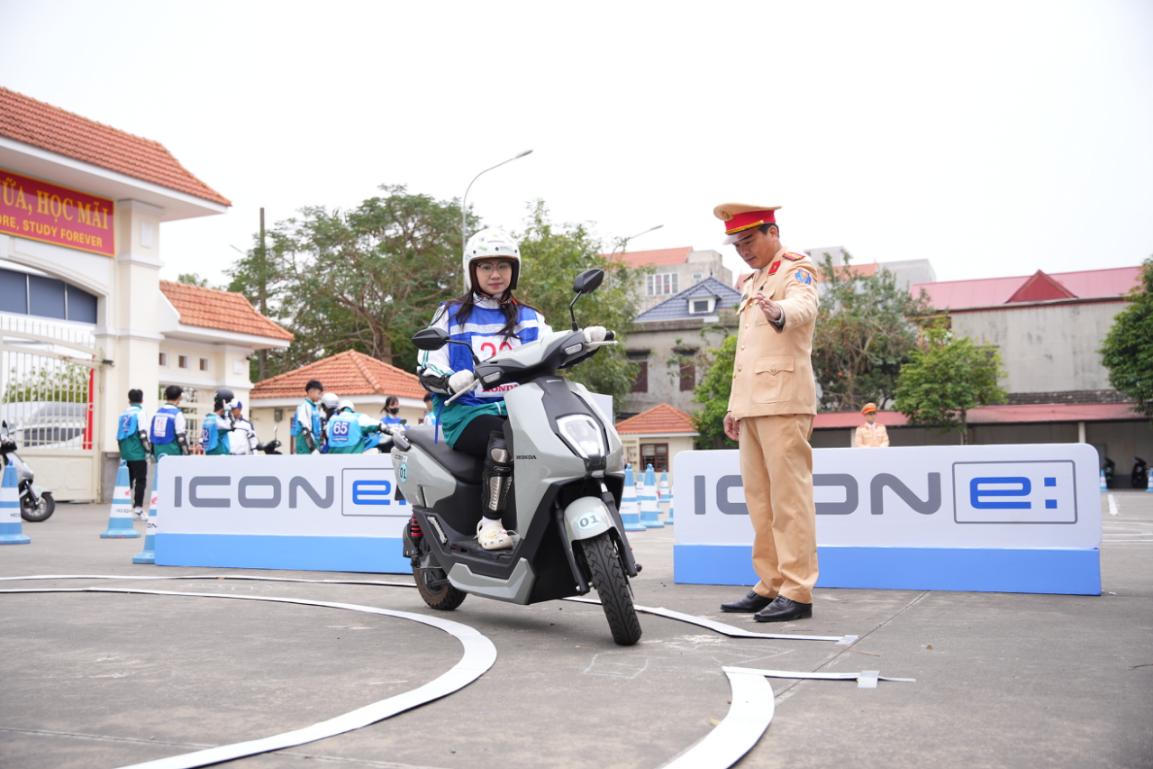 CSGT hướng dẫn bài thực hành trên xe máy điện Honda ICON e. 