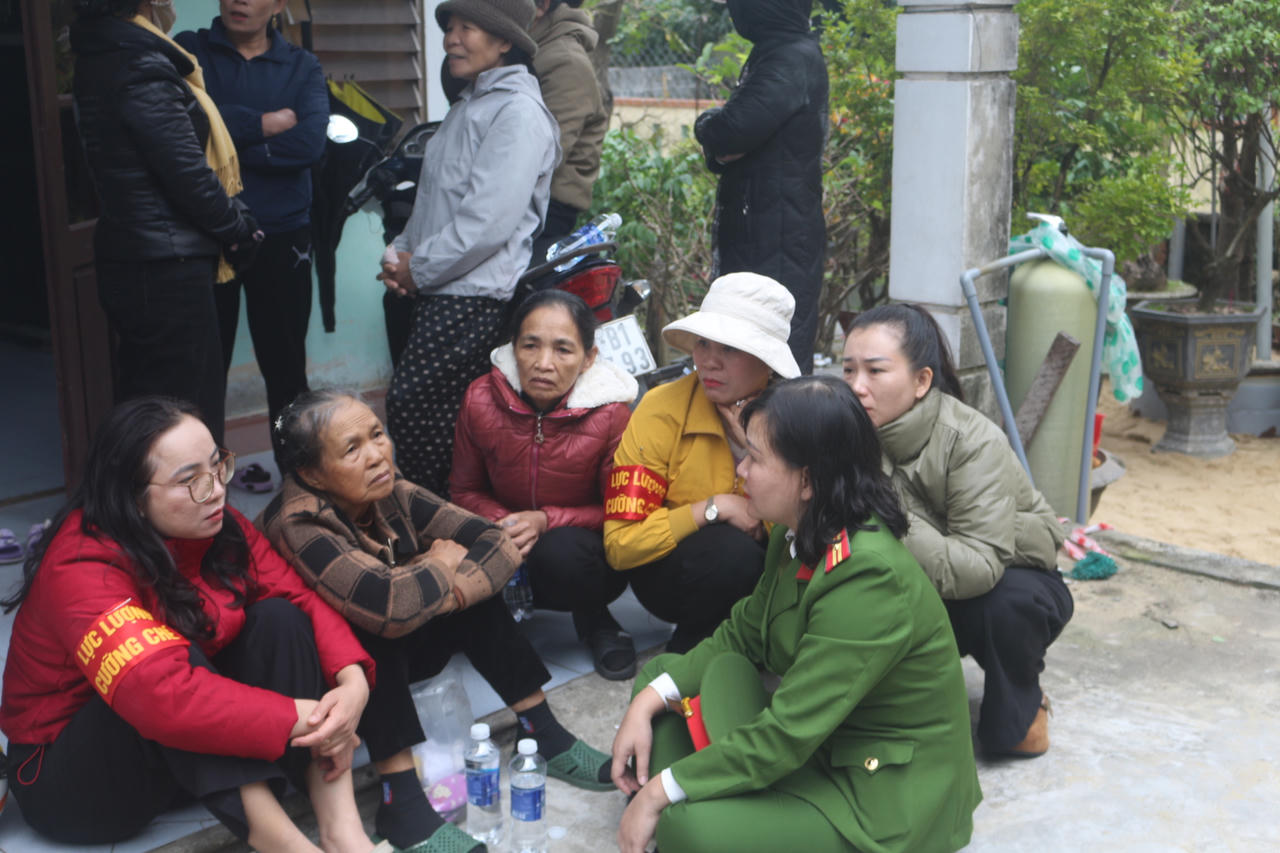 Lực lượng chức năng vận động, giải thích quyền và nghĩa vụ cho người đang quản lý tài sản trước khi tiến hành cưỡng chế giao đất.