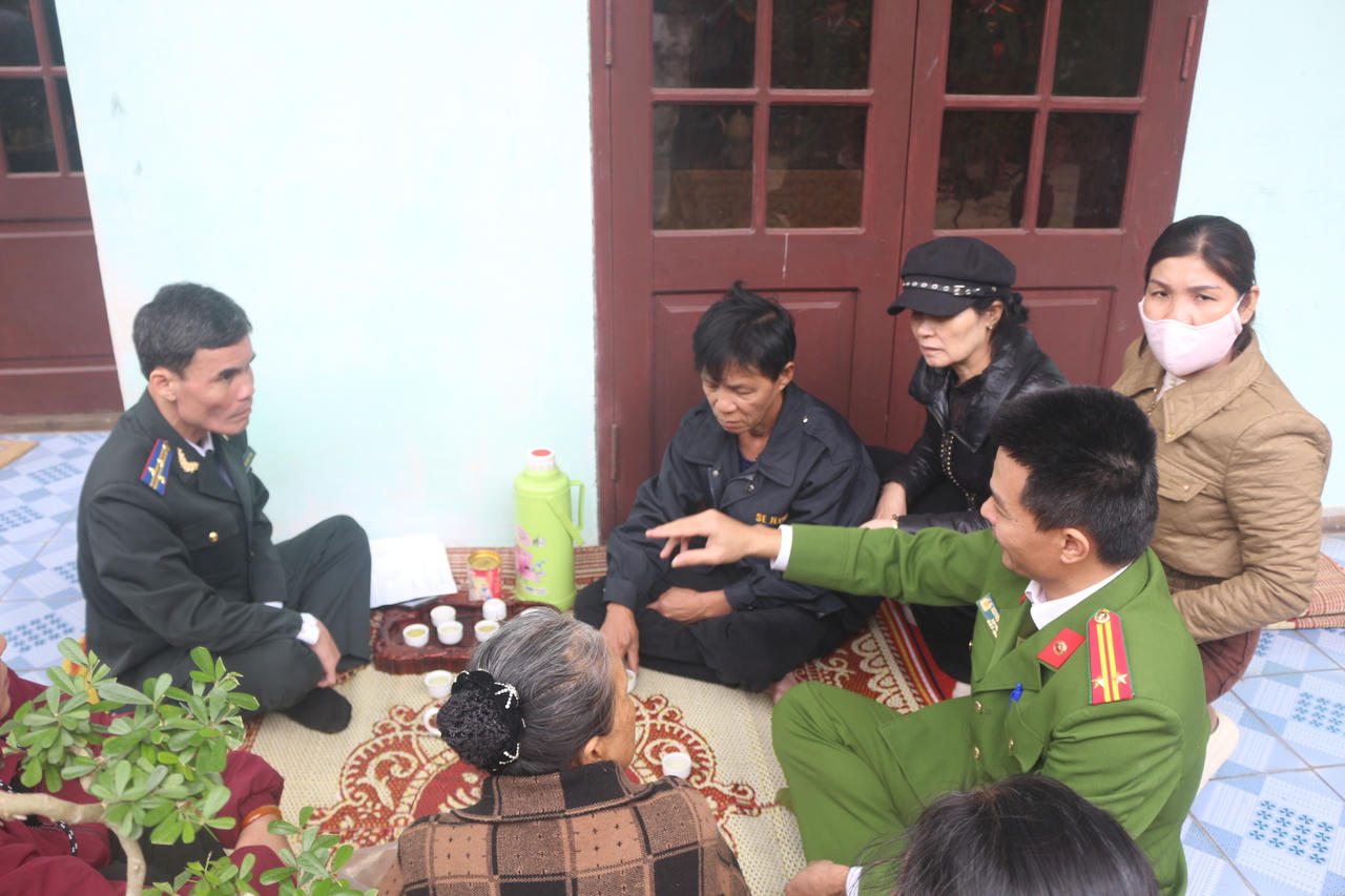 Lực lượng chức năng tuyên truyền, vận động người liên quan chấp hành thi hành án.