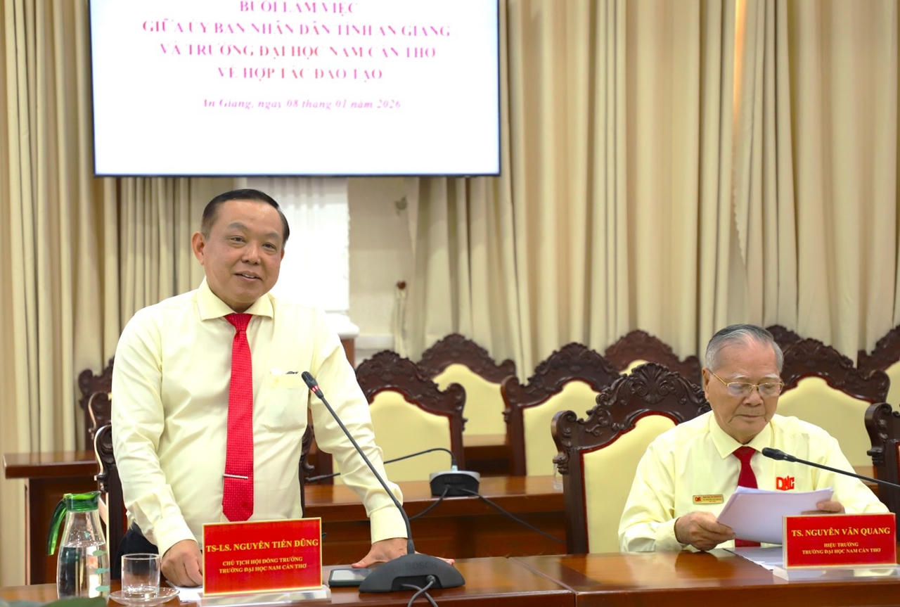 TS-LS. Nguyễn Tiến Dũng - Chủ tịch Hội đồng trường phát biểu tại buổi làm việc