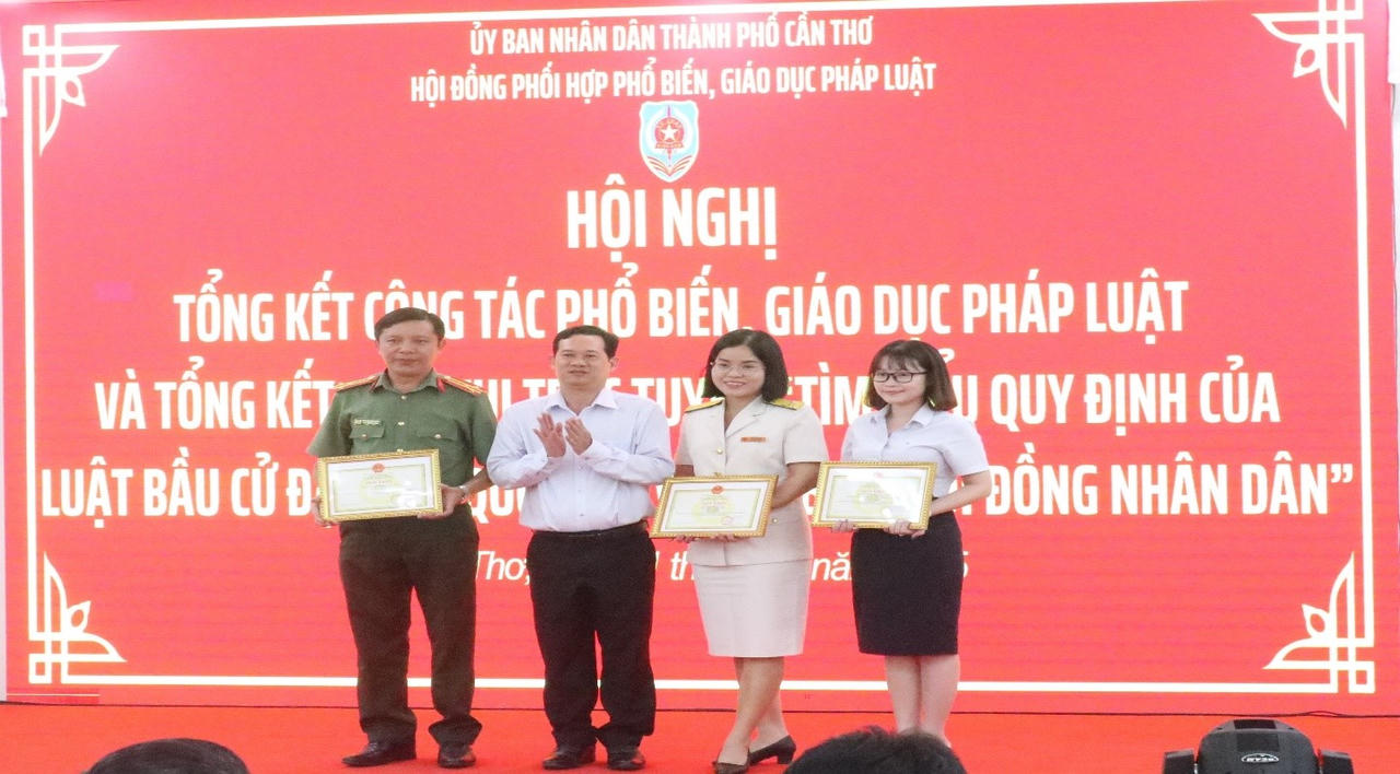 Ông Hồ Minh Hải - Phó Giám đốc Sở Tư pháp TP Cần Thơ trao Giấy khen cho các tập thể, cá nhân đạt giải