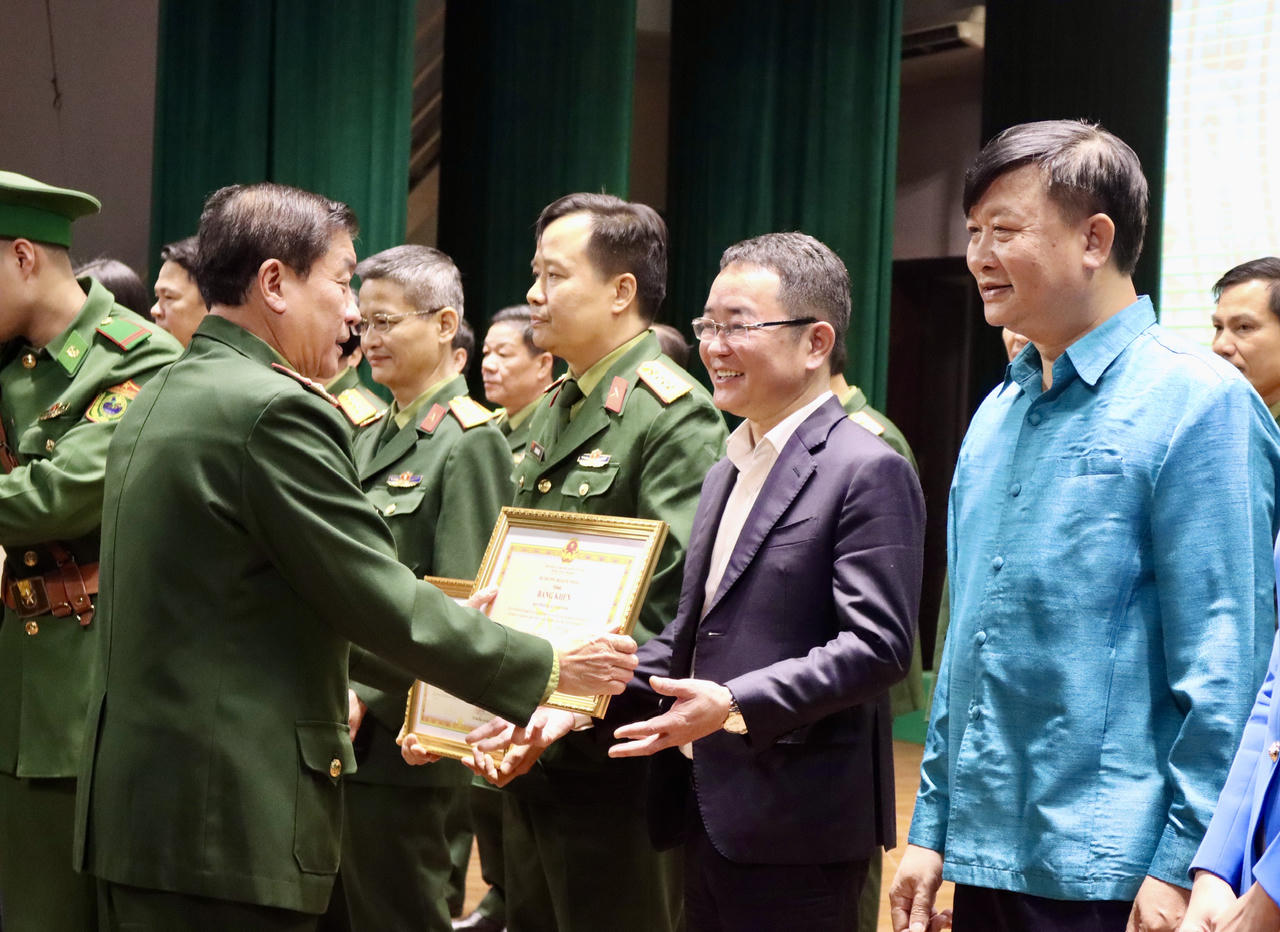Thượng tướng Trương Thiên Tô trao Bằng khen cho Báo Pháp luật Việt Nam.