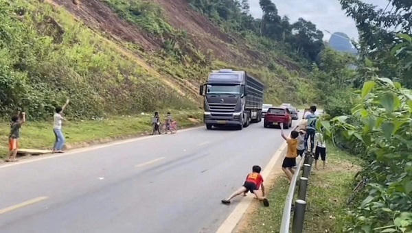 Nguy cơ tai nạn từ việc trẻ em vẫy tay chào ô tô trên đường ở Quảng Trị