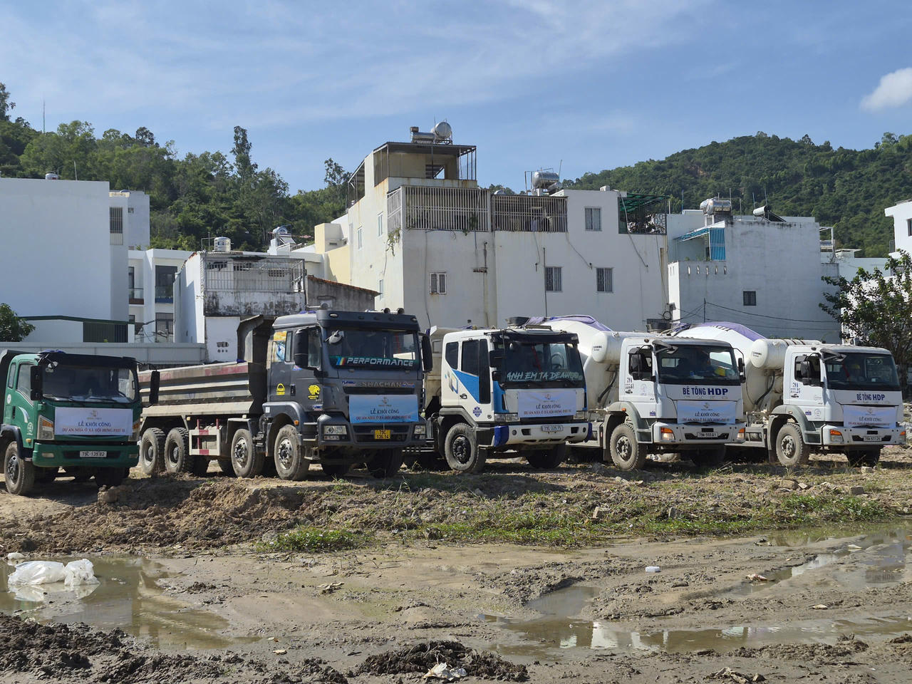 Các phương tiện, máy móc thi công được tập kết tại khu đất triển khai Dự án Nhà ở xã hội Hưng Phú 2, chuẩn bị cho quá trình xây dựng công trình.
