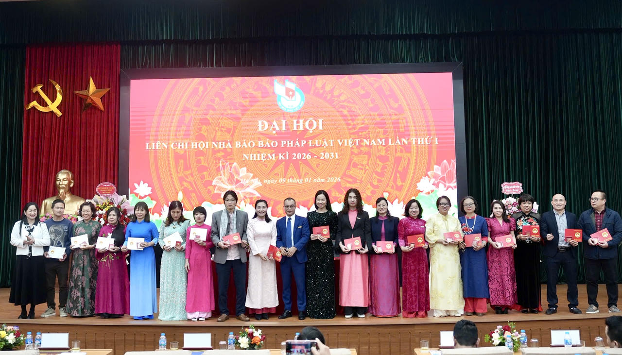 Đại diện Hội Nhà báo Việt Nam trao Kỷ niệm chương vì sự nghiệp báo chí cho các hội viên Liên chi Hội Nhà báo Báo PLVN.&nbsp;