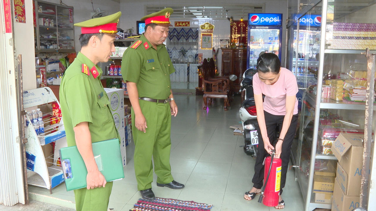 Lực lượng chức năng thường xuyên kiểm tra điều kiện an toàn PCCC tại các cơ sở kinh doanh.