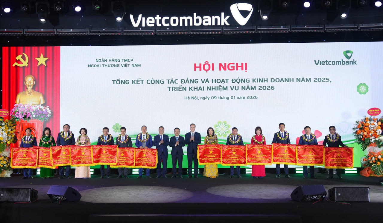 Đồng chí Nguyễn Ngọc Cảnh - Ủy viên BTV Đảng ủy, Phó Thống đốc Ngân hàng Nhà nước Việt Nam (thứ 9 từ trái sang), đồng chí Nguyễn Thanh Tùng - Ủy viên BCH Đảng bộ Chính phủ, Bí thư Đảng ủy, Chủ tịch HĐQT Vietcombank (thứ 8 từ trái sang); đồng chí Lê Quang Vinh - Phó Bí thư Đảng ủy, Thành viên HĐQT, Tổng Giám đốc Vietcombank (thứ 7 từ phải sang) chụp ảnh lưu niệm cùng đại diện 13 chi nhánh của Vietcombank nhận khen thưởng của NHNN.