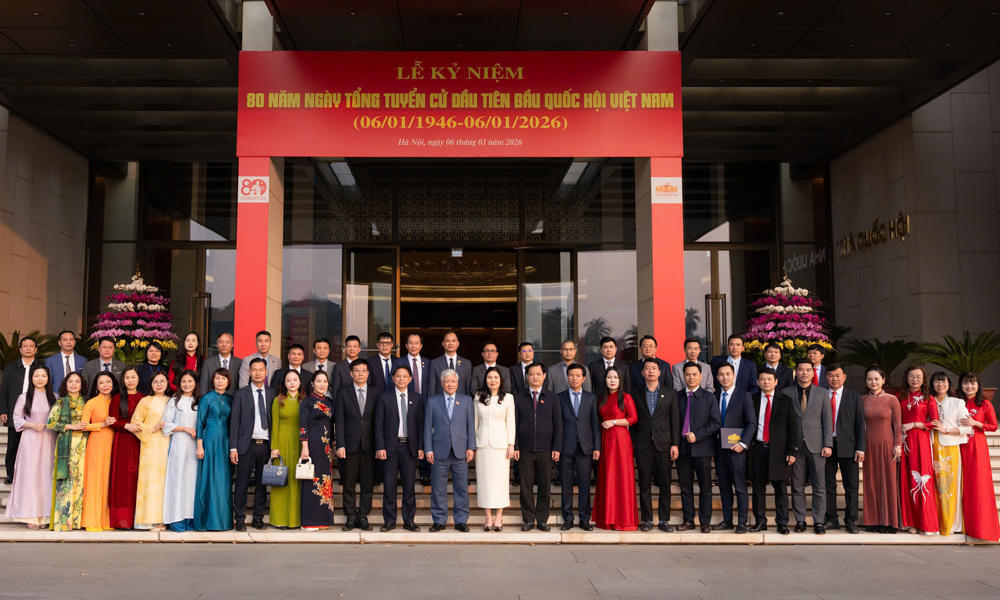 Phó Chủ tịch Thường trực Quốc hội Đỗ Văn Chiến chụp ảnh lưu niệm cùng các đại biểu.