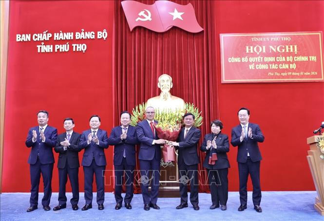 Các Đại biểu Trung ương tặng hoa chúc mừng đồng Phạm Đại Dương giữ chức Bí thư Tỉnh ủy Phú Thọ khóa XX, nhiệm kỳ 2025-2030. Ảnh: Trọng Đạt/TTXVN
