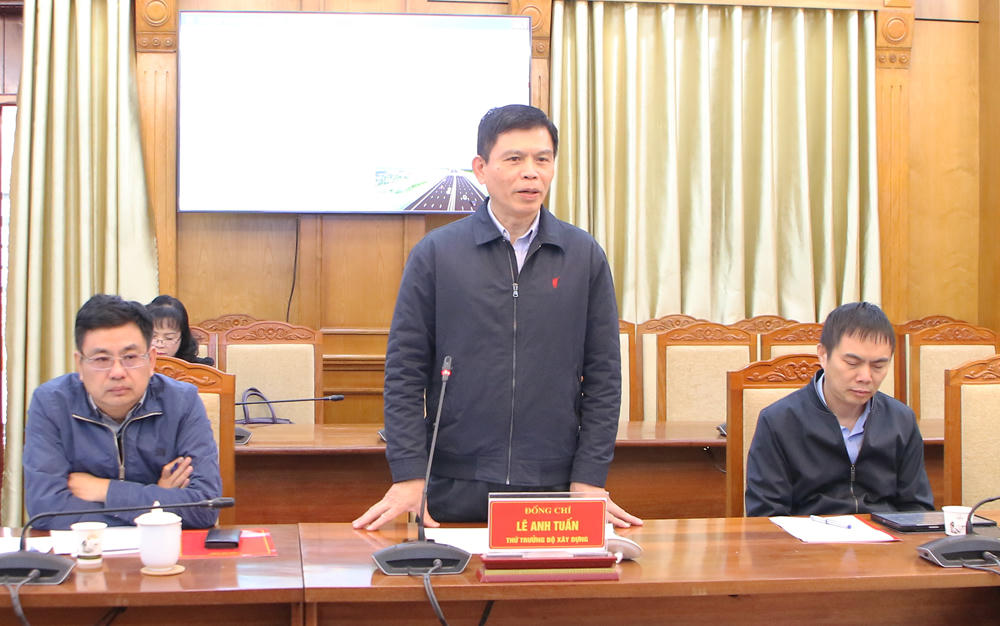 Thứ trưởng Bộ Xây dựng Lê Anh Tuấn phát biểu tại buổi làm việc.