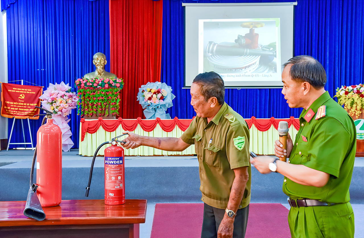 Công an tỉnh tổ chức huấn luyện, bồi dưỡng nghiệp vụ PCCC và CNCH cho lực lượng tham gia bảo vệ an ninh, trật tự ở cơ sở.