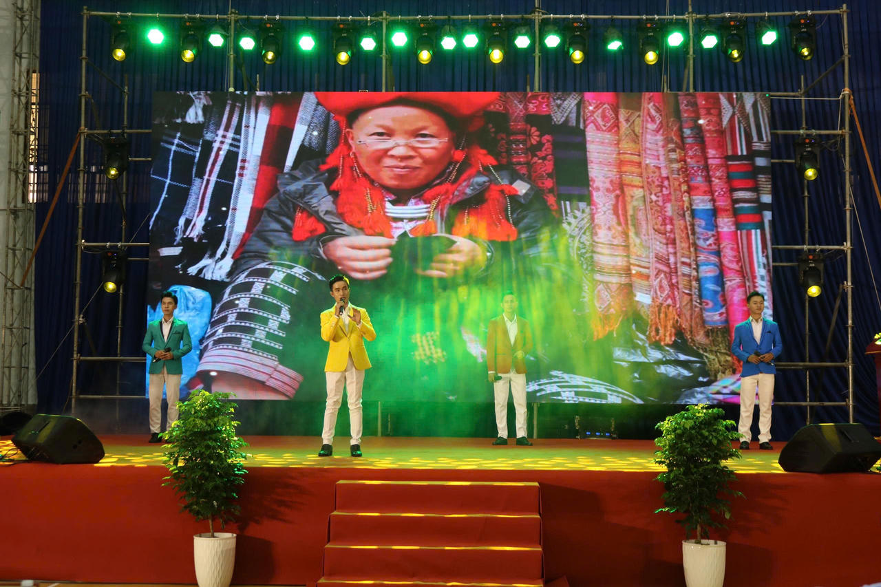 Chương trình văn nghệ tại hội nghị.