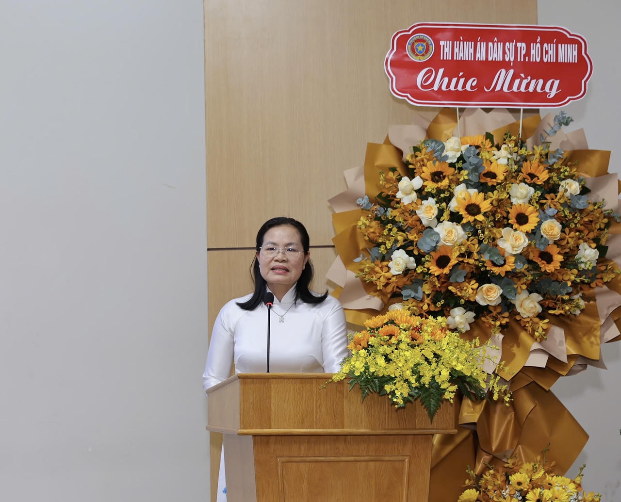 Bà Nguyễn Thị Hồng Hạnh, Giám đốc Sở Tư pháp TP báo cáo kết quả công tác năm 2025 và triển khai công tác năm 2026. (Ảnh trong bài: B.Yên)