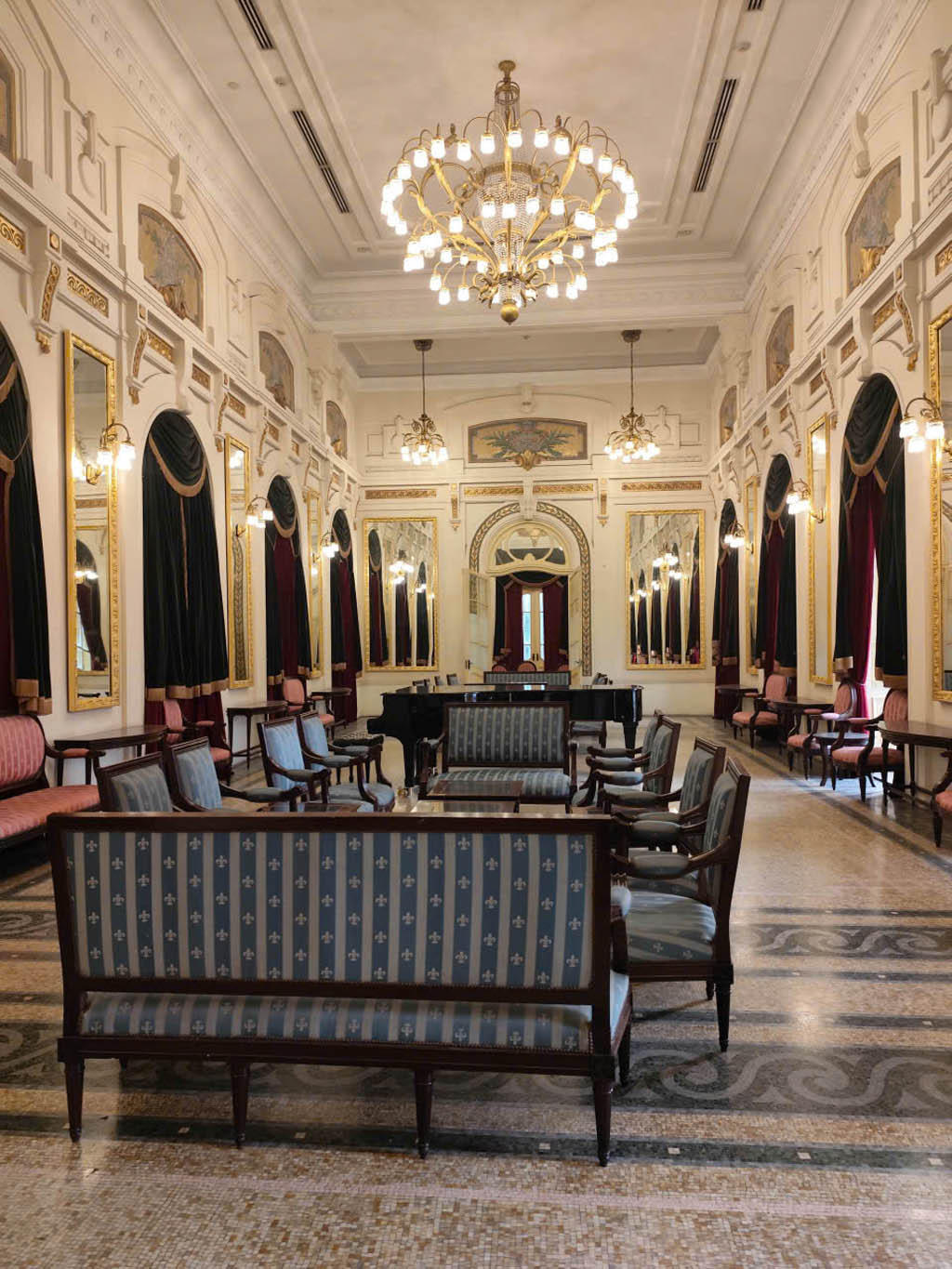 Phòng gương của Nhà hát Lớn nơi ít người có dịp được chiêm ngưỡng. (Ảnh trong bài: PV)