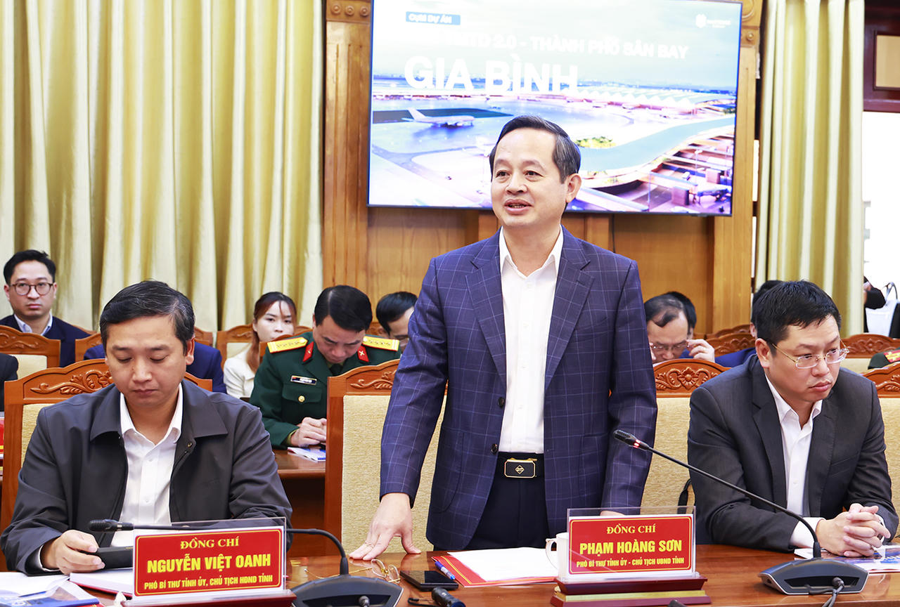 Chủ tịch UBND tỉnh Bắc Ninh Phạm Hoàng Sơn trao đổi tại buổi làm việc.