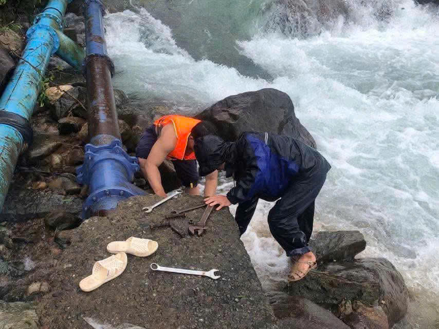 HueWACO đồng hành, chia sẻ cùng người dân khắc phục lũ lụt.