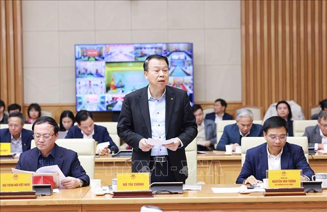 Thứ trưởng Bộ Tài chính Nguyễn Đức Chi báo cáo tình hình giải ngân vốn đầu tư công năm 2025. Ảnh: Dương Giang/TTXVN