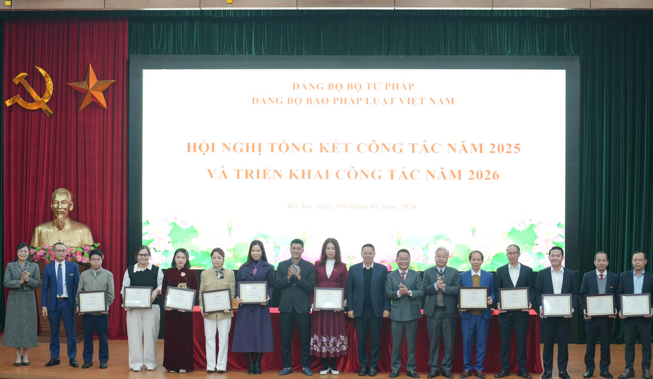 Trao thưởng cho các tập thể, cá nhân có thành tích và đóng góp xuất sắc. (Ảnh: P.Mai)