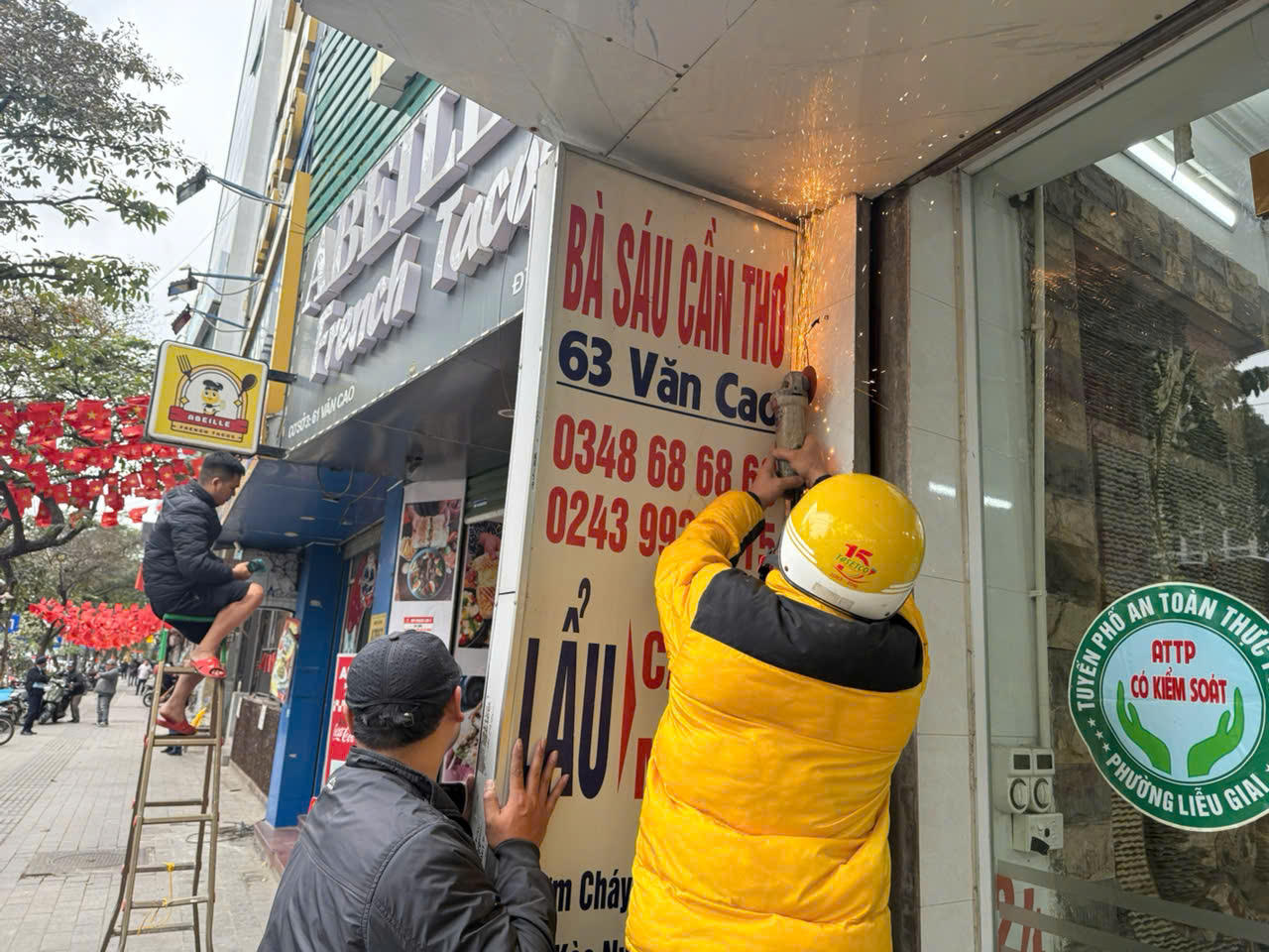 Các biển quảng cáo sai quy định cũng bị dỡ bỏ.