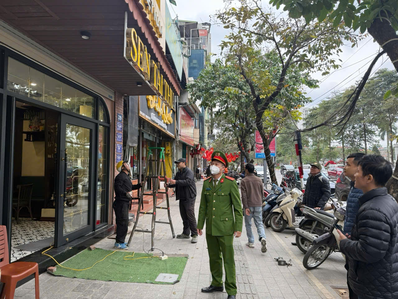 Lực lượng chức năng nhắc nhở các hộ kinh doanh cần phải chấp hành quy định về đảm bảo trật tự văn minh đô thị