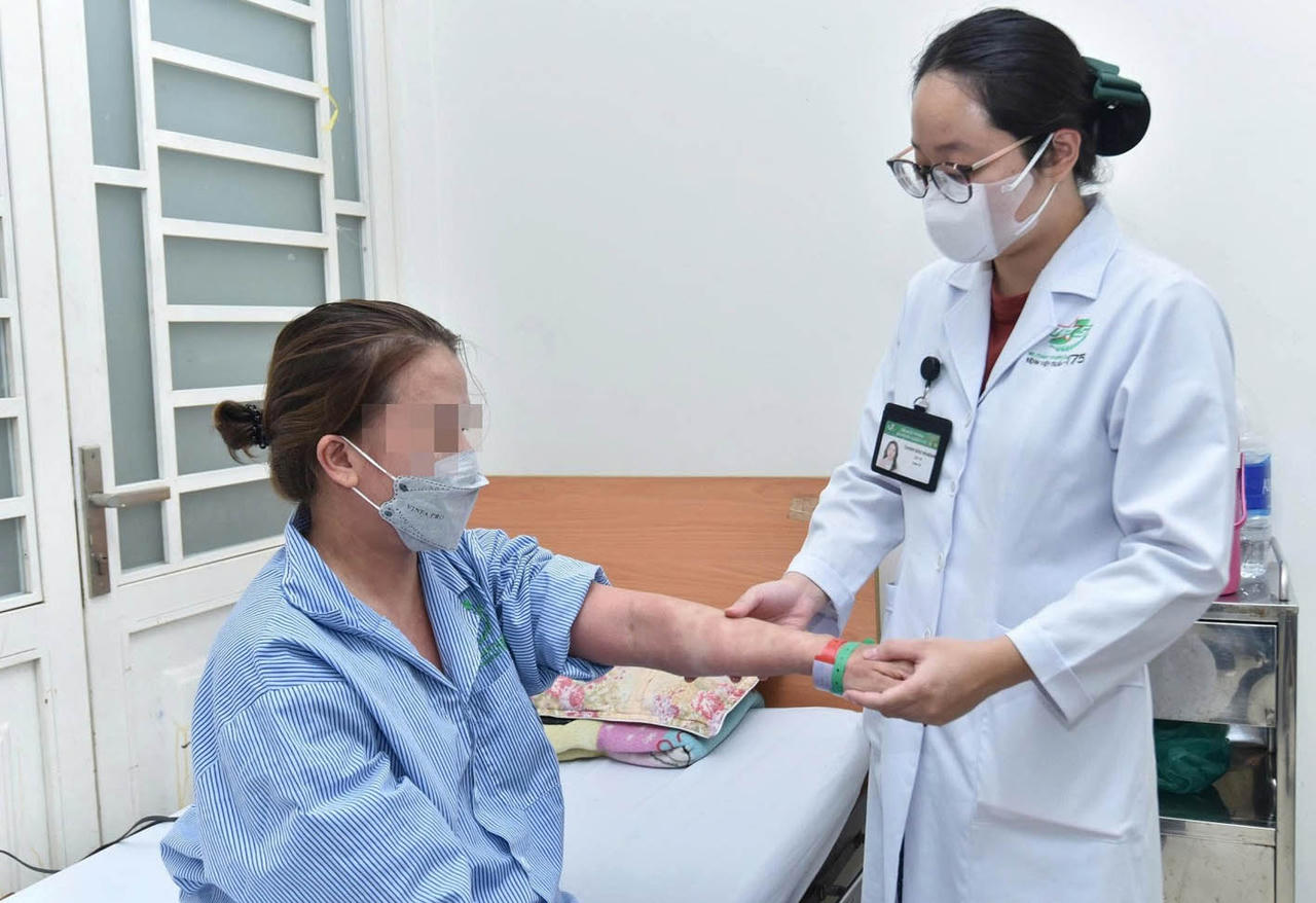 Điều trị cho nữ bệnh nhân nguy kịch sau khi dùng thực phẩm chức năng không rõ nguồn gốc được quảng cáo là sản phẩm
“giảm mỡ bụng”, “collagen làm đẹp da”. (Nguồn: Bệnh viện Quân y 175)