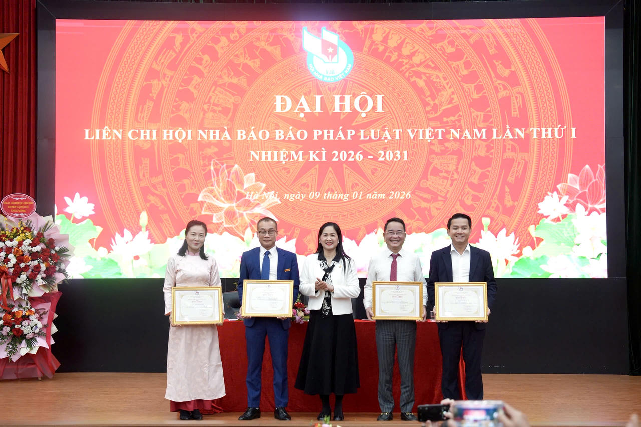 Đồng chí Vũ Thị Hà trao bằng khen của Chủ tịch Hội Nhà báo Việt Nam cho Chi hội nhà báo Báo PLVN; 03 đồng chí:&nbsp;Vũ Hoài Nam, Tổng Biên tập, Hội viên; Trịnh Thị Hương Giang, Phó Ban Trị sự, Phó Thư ký Chi hội nhiệm kỳ 2023-2025; Nguyễn Văn Phước, Phóng viên Ban TT Đa phương tiện, Hội viên.