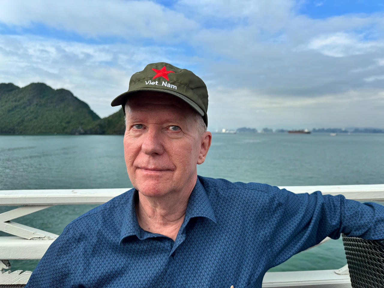 Thomas và chiếc mũ có ngôi sao thêu chữ Việt Nam trong chuyến dẫn phái đoàn ngoại giao Đan Mạch đi thăm vịnh Hạ Long 2023 (Ảnh: BTC).