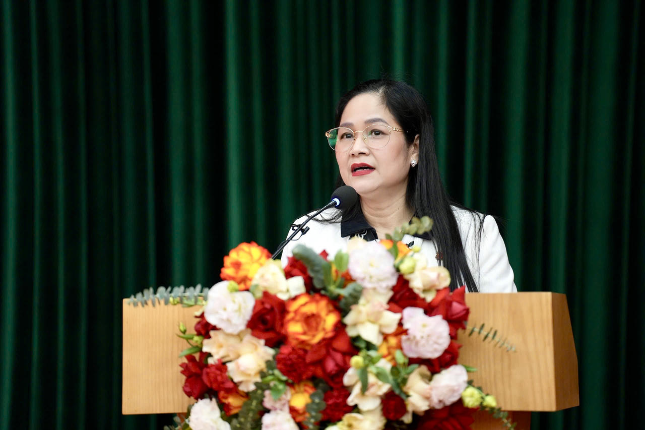 Đồng chí Vũ Thị Hà, Ủy viên Ban Chấp hành, Phó Chánh Văn phòng Hội Nhà báo Việt Nam phát biểu tại đại hội. 