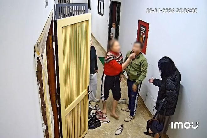 Công an đang xác minh vụ người phụ nữ hành hung hàng xóm trong chung cư ở Hà Nội