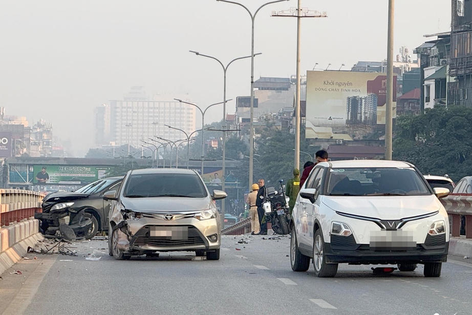 Nữ tài xế gây tai nạn liên hoàn trên cầu vượt ở Hà Nội, 1 người tử vong