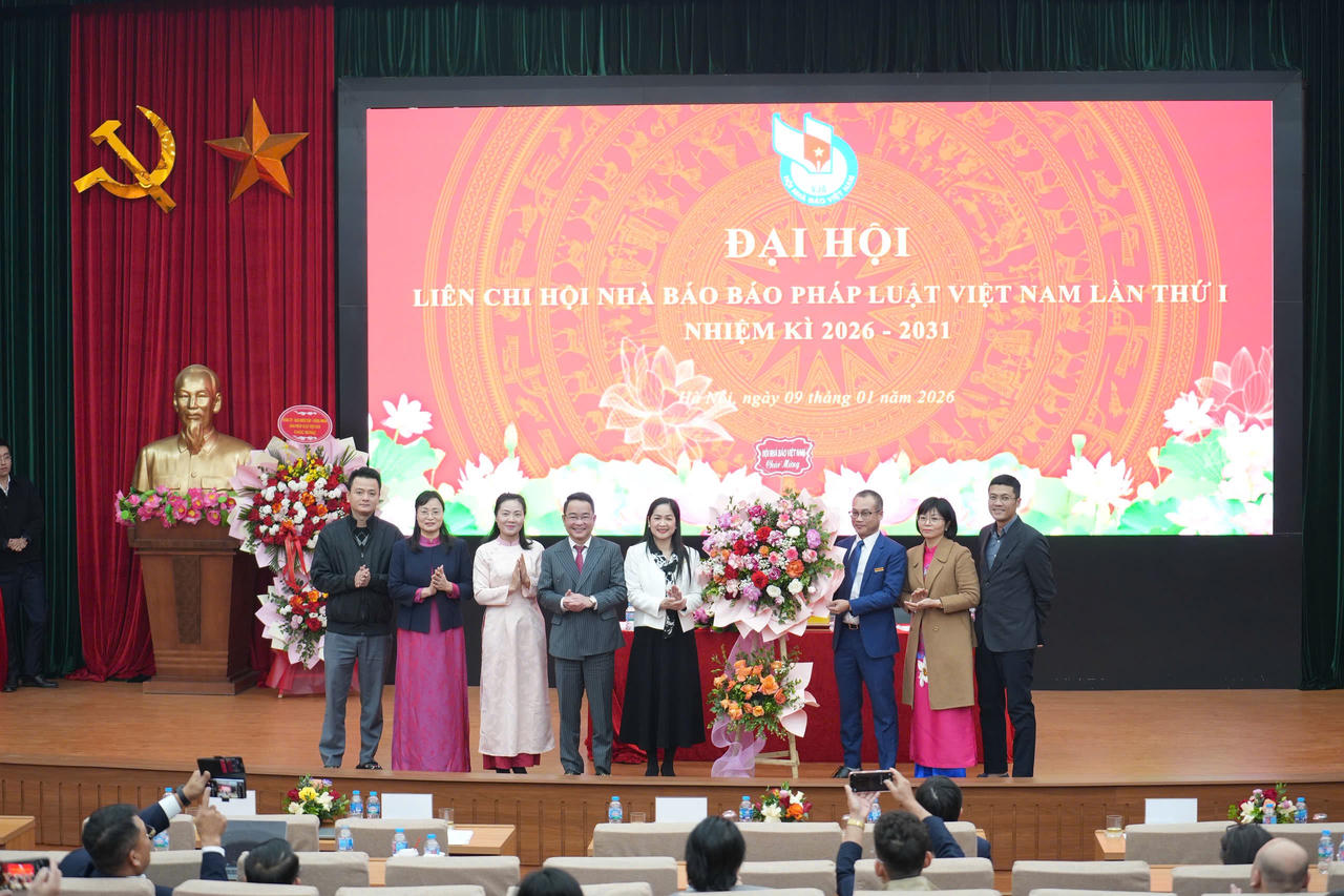 Đại diện Hội Nhà báo tặng hoa chúc mừng Đại hội