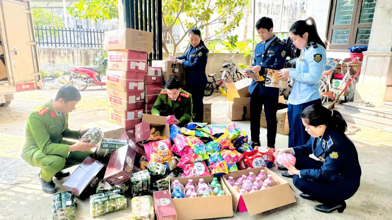 Phát hiện cơ sở kinh doanh bánh kẹo nhập lậu tại Quảng Trị