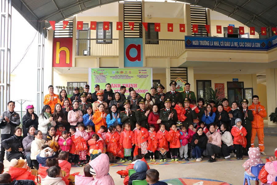 Tuổi trẻ EVNNPC và Công an Thủ đô mang “Hành trình nghĩa tình” đến vùng cao Lào Cai