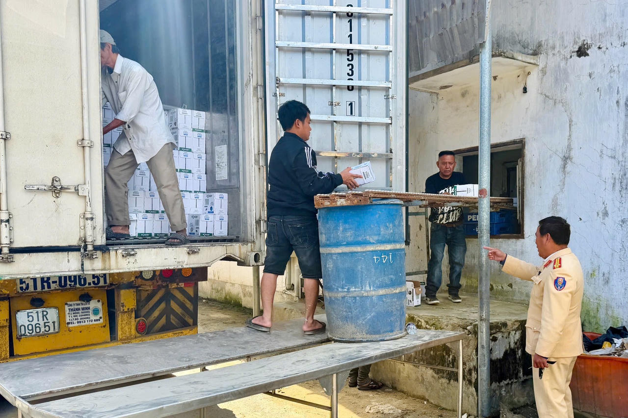 CSGT TP Huế phát hiện nhiều vụ vận chuyển hàng hóa không đủ hóa đơn, chứng từ