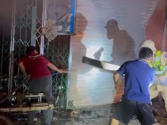 Nghệ An: Đi tuần tra phát hiện đám cháy, CSGT kịp thời phá cửa giải cứu 11 người bên trong