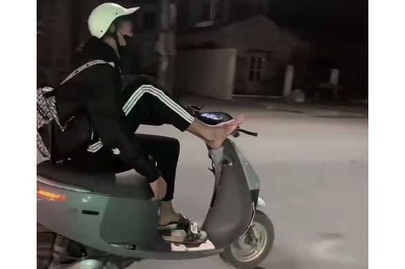 Tịch thu phương tiện của học sinh dùng chân điều khiển
