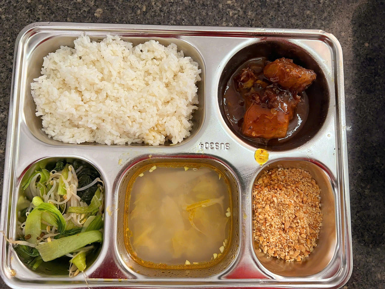 Quảng Trị: Trường Tiểu học số 1 Ba Đồn tạm dừng bữa ăn bán trú khiến phụ huynh đảo lộn