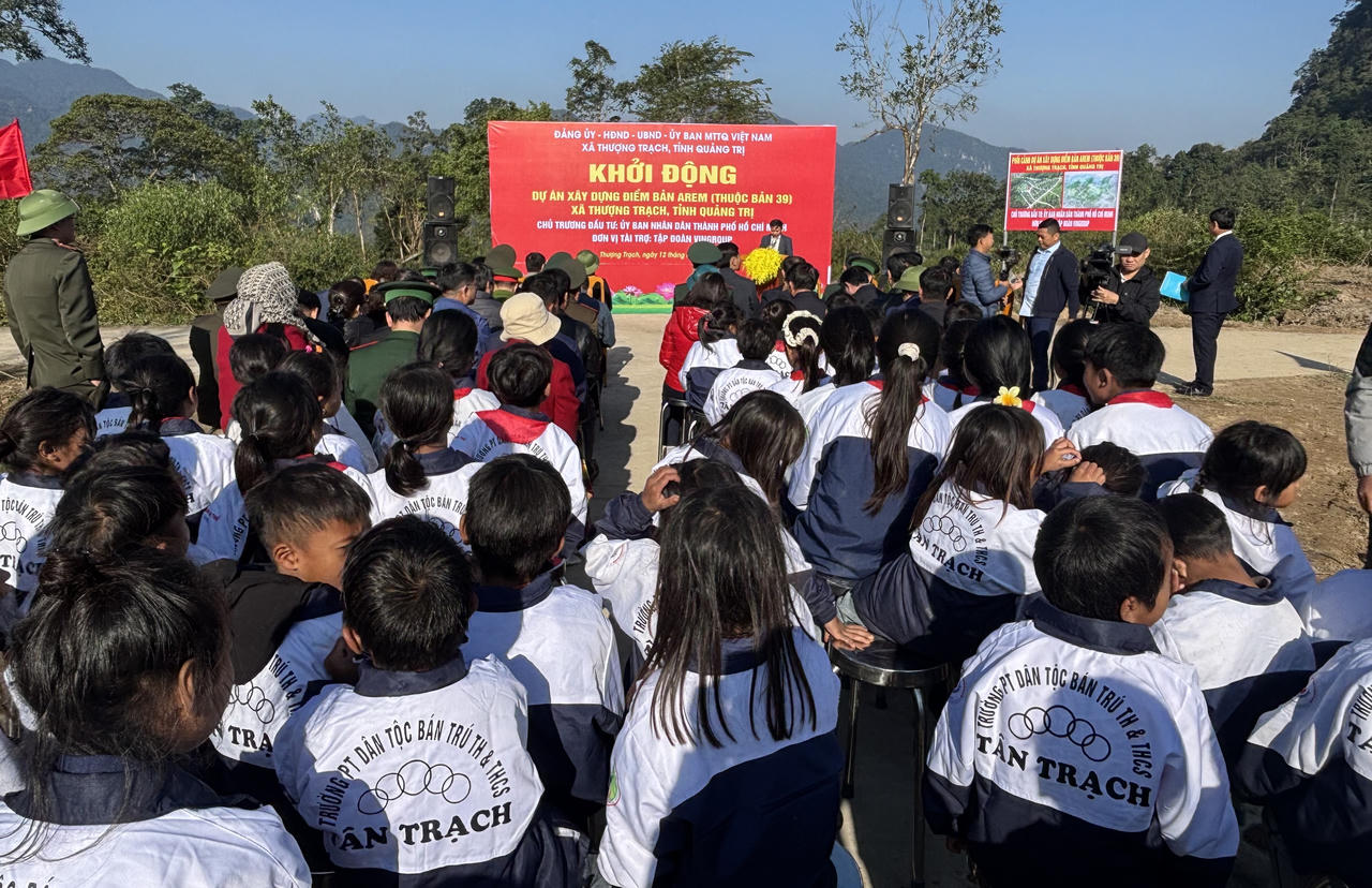 Xã biên giới của tỉnh Quảng Trị khởi động xây điểm bản, khánh thành cầu vượt lũ và nhà đại đoàn kết cho người nghèo